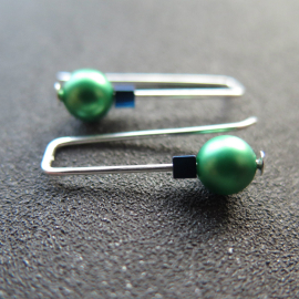 modern emerald green pearl earrings in sterling silver. blue cube hematite earrings. crystal pearl jewelry. 1 1/4" pearl drop earrings.
